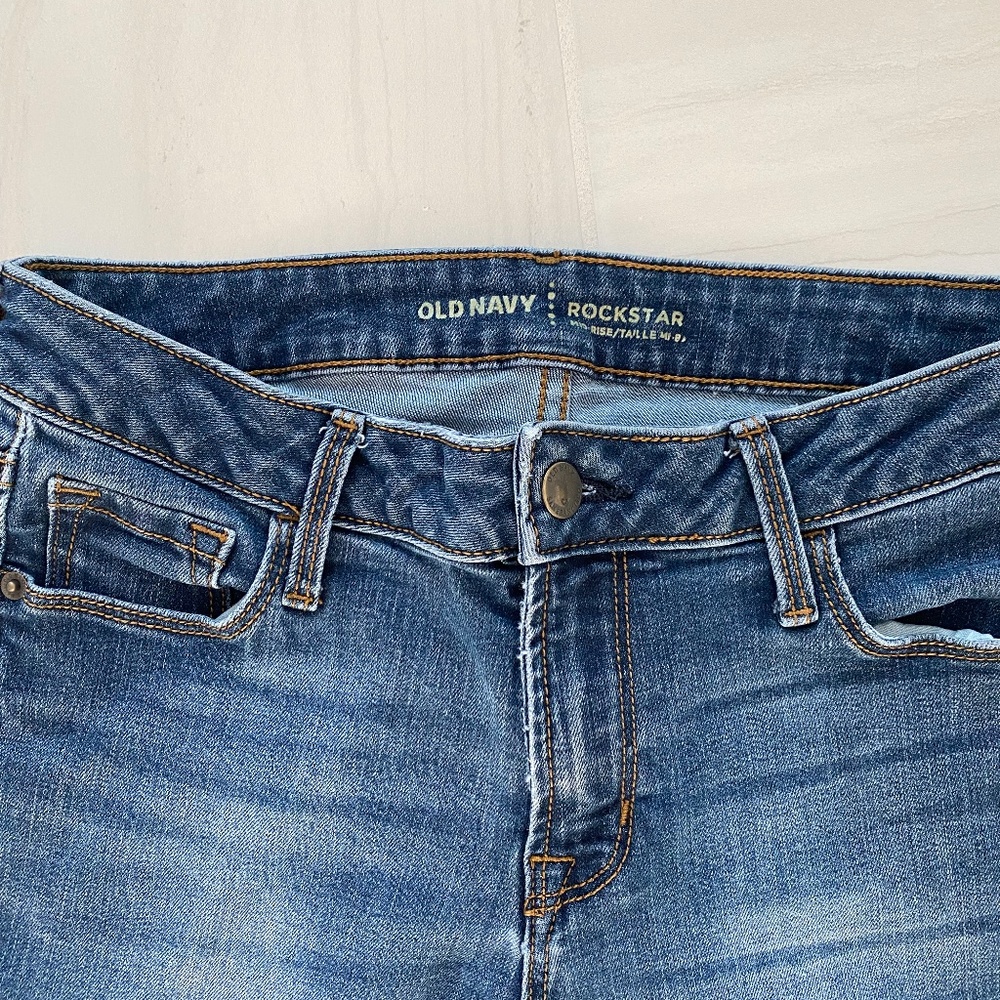 Old Navy Rock Star Mid rise jeans 9 inches.  Size 6 Short . - Picture 3 of 7